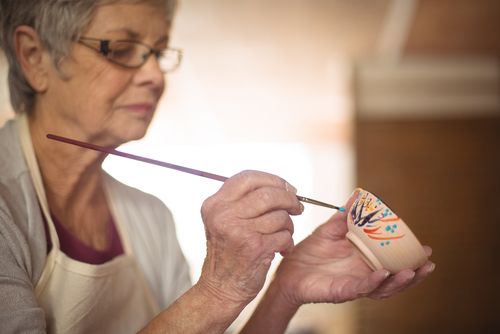 10 Easy Crafts for Seniors with Dementia: Inexpensive DIY Ideas –  DailyCaring